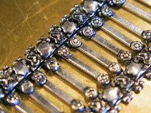 Carica l&#39;immagine nel visualizzatore di Gallery, bracciale indiano a fascia in german silver assemblato artigianalemnte , a maglia ondulata  75gr 21x4,5 cm inciso con i classici temi rajasthani caratteristici dell&#39;india più etnico del nord .   info e foto 0039 3338778241 info@etniko.it  www.etniko.it fb/ig etniko by crosato