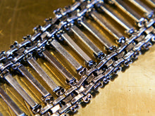 Carica l&#39;immagine nel visualizzatore di Gallery, bracciale indiano a fascia in german silver assemblato artigianalemnte , a maglia ondulata  75gr 21x4,5 cm inciso con i classici temi rajasthani caratteristici dell&#39;india più etnico del nord .   info e foto 0039 3338778241 info@etniko.it  www.etniko.it fb/ig etniko by crosato
