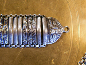 bracciale indiano a fascia in german silver assemblato artigianalemnte , a maglia ondulata 60 gr 20x3,5 cm inciso con i classici temi rajasthani caratteristici dell'india più etnico del nord . pavone sulle parti estreme