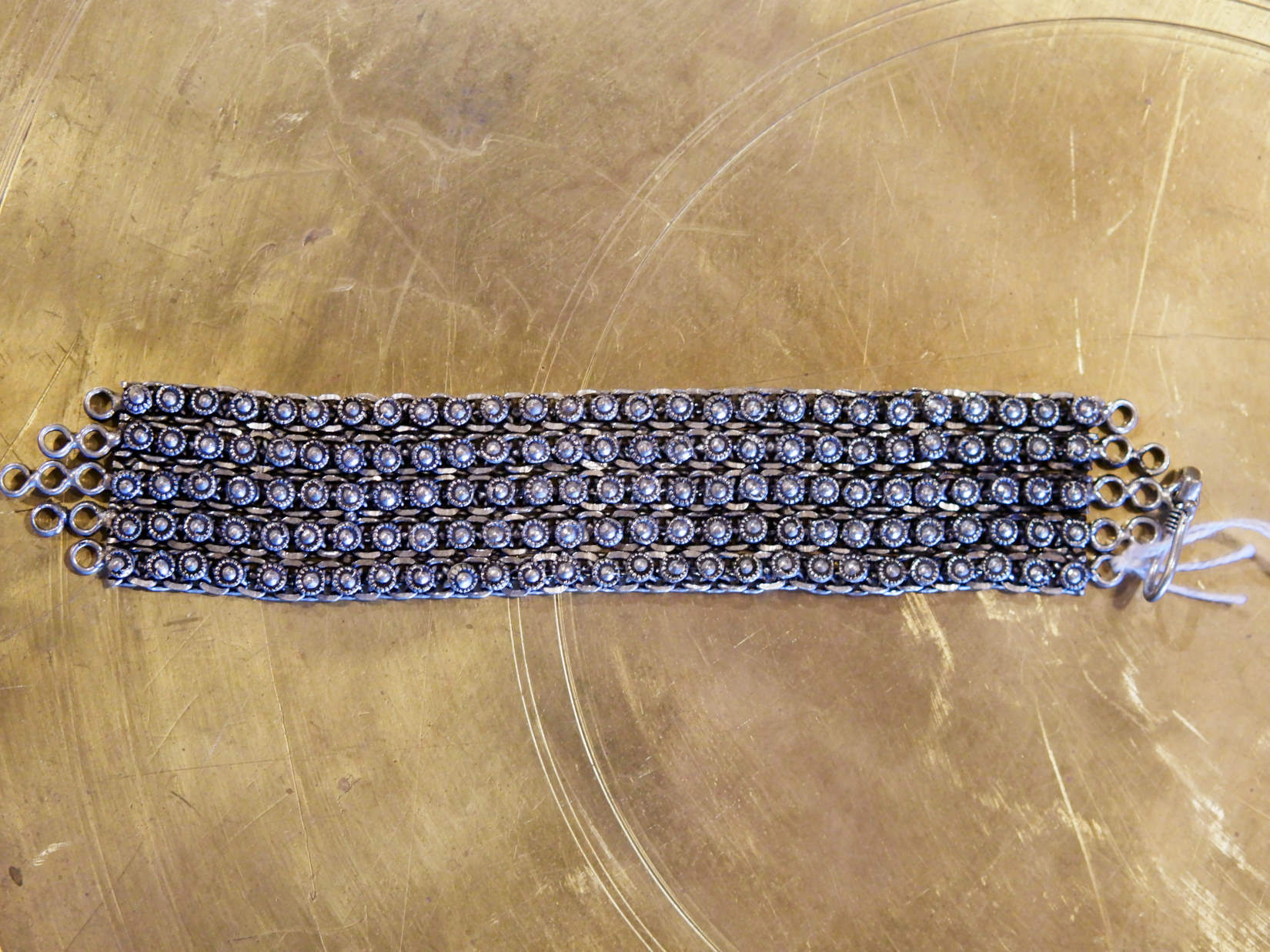 bracciale indiano a fascia in german silver assemblato e costruito artigianalmente . 92 gr 21x3 cm inciso con i classici temi rajasthani caratteristici dell'india più etnico del nord .