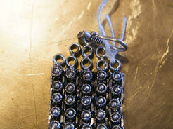 bracciale indiano a fascia in german silver assemblato e costruito artigianalmente . 92 gr 21x3 cm inciso con i classici temi rajasthani caratteristici dell'india più etnico del nord .