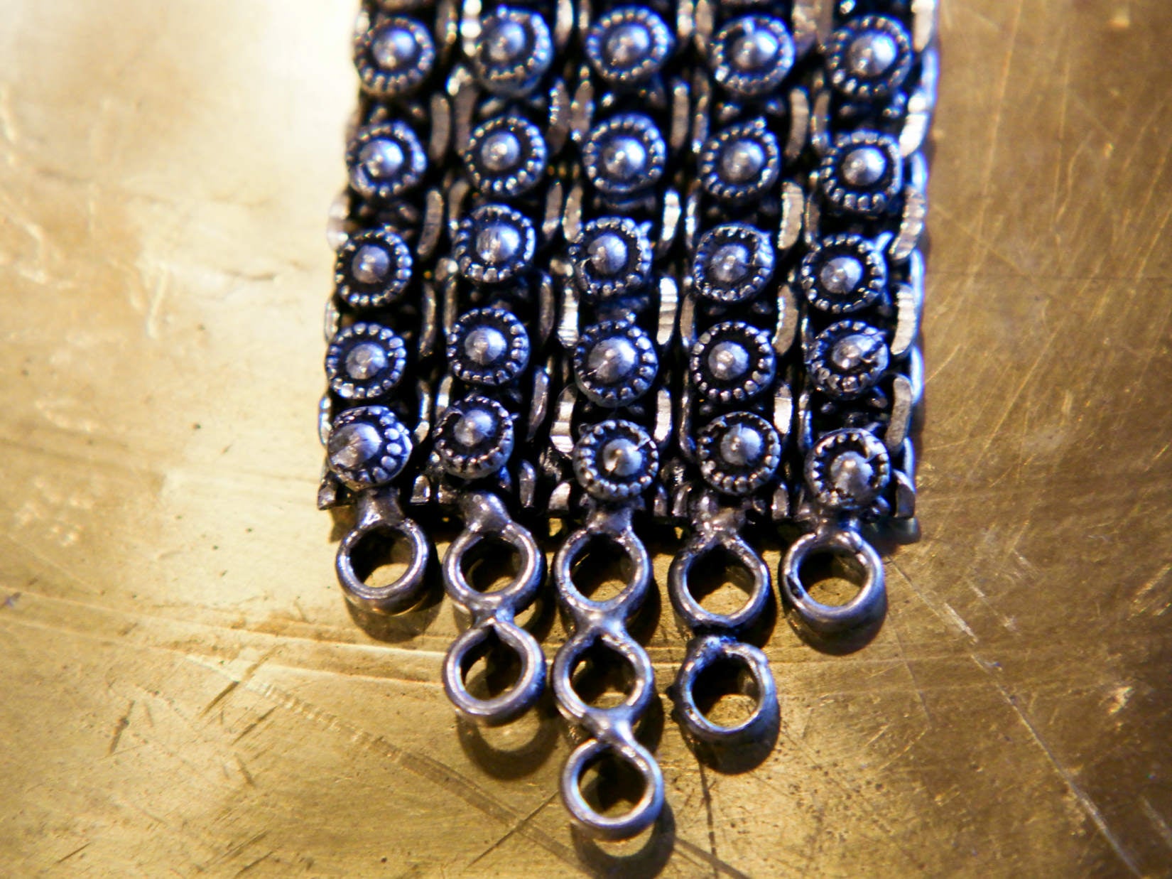 bracciale indiano a fascia in german silver assemblato e costruito artigianalmente . 92 gr 21x3 cm inciso con i classici temi rajasthani caratteristici dell'india più etnico del nord .