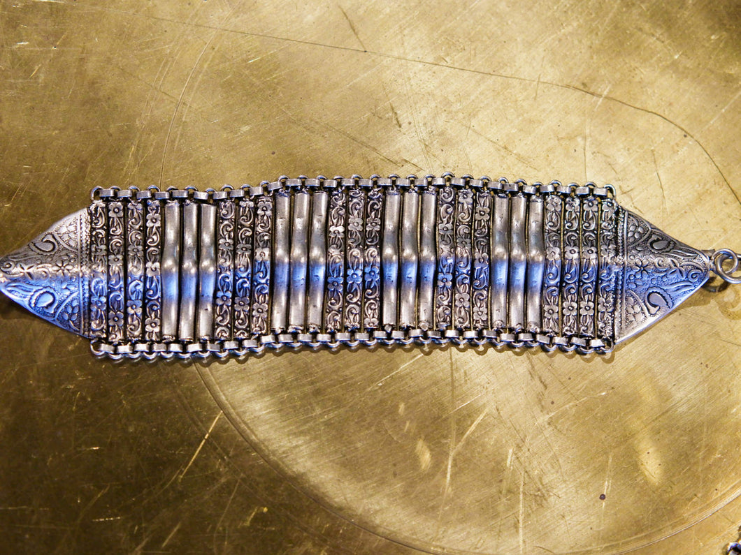 bracciale indiano a fascia in german silver assemblato artigianalemnte , a maglia ondulata 70gr 22x4,5 cm inciso con i classici temi rajasthani caratteristici dell'india più etnico del nord . pavone sulle parti estreme