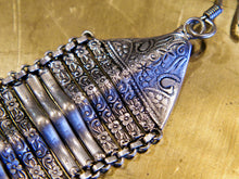 Carica l&#39;immagine nel visualizzatore di Gallery, bracciale indiano a fascia in german silver assemblato artigianalemnte , a maglia ondulata 70gr 22x4,5 cm inciso con i classici temi rajasthani caratteristici dell&#39;india più etnico del nord . pavone sulle parti estreme