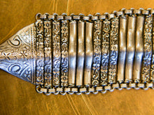 Carica l&#39;immagine nel visualizzatore di Gallery, bracciale indiano a fascia in german silver assemblato artigianalemnte , a maglia ondulata 70gr 22x4,5 cm inciso con i classici temi rajasthani caratteristici dell&#39;india più etnico del nord . pavone sulle parti estreme