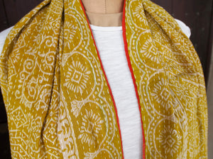scialle indiano in cotone doppio strato, double face, stampato con tecnica print block e ricamato a mano.  pezzo unico.  peso 130 grammi, dimensioni 46x200cm.
