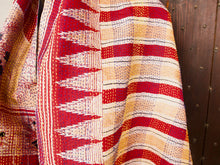 Carica l&#39;immagine nel visualizzatore di Gallery, Scialle indiano doppio strato, double face in seta, assemblato artigianalmente con ritagli di sari, pezzo unico.