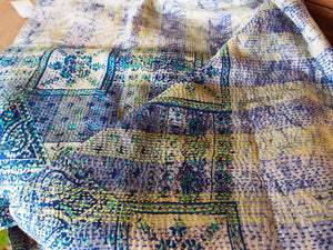Scialle indiano doppio strato, double face in seta, assemblato artigianalmente con ritagli di sari, pezzo unico.