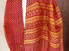 Carica l&#39;immagine nel visualizzatore di Gallery, Scialle indiano doppio strato, double face in seta, assemblato artigianalmente con ritagli di sari, pezzo unico.