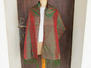 Scialle indiano in shantung di seta , un tessuto di seta selvaggia, di colore unito, caratterizzato da una superficie ruvida, molto irregolare e dall'aspetto grezzo. colore marrone e rosso.