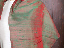 Carica l&#39;immagine nel visualizzatore di Gallery, Scialle indiano in shantung di seta , un tessuto di seta selvaggia, di colore unito, caratterizzato da una superficie ruvida, molto irregolare e dall&#39;aspetto grezzo. colore marrone  e rosso.