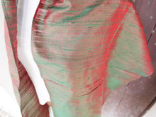 Carica l&#39;immagine nel visualizzatore di Gallery, Scialle indiano in shantung di seta , un tessuto di seta selvaggia, di colore unito, caratterizzato da una superficie ruvida, molto irregolare e dall&#39;aspetto grezzo. colore marrone e rosso.