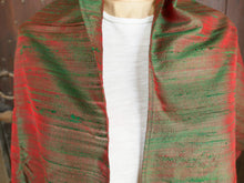 Carica l&#39;immagine nel visualizzatore di Gallery, Scialle indiano in shantung di seta , un tessuto di seta selvaggia, di colore unito, caratterizzato da una superficie ruvida, molto irregolare e dall&#39;aspetto grezzo. colore marrone e rosso.