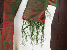 Carica l&#39;immagine nel visualizzatore di Gallery, Scialle indiano in shantung di seta , un tessuto di seta selvaggia, di colore unito, caratterizzato da una superficie ruvida, molto irregolare e dall&#39;aspetto grezzo. colore marrone e rosso..