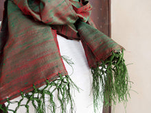 Carica l&#39;immagine nel visualizzatore di Gallery, Scialle indiano in shantung di seta , un tessuto di seta selvaggia, di colore unito, caratterizzato da una superficie ruvida, molto irregolare e dall&#39;aspetto grezzo. colore marrone e rosso.