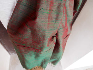 Scialle indiano in shantung di seta , un tessuto di seta selvaggia, di colore unito, caratterizzato da una superficie ruvida, molto irregolare e dall'aspetto grezzo. colore marrone e rosso.