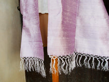 Carica l&#39;immagine nel visualizzatore di Gallery, Scialle indiano in shantung di seta , un tessuto di seta selvaggia, di colore unito, caratterizzato da una superficie ruvida, molto irregolare e dall&#39;aspetto grezzo. colore lilla.