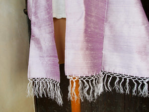 Scialle indiano in shantung di seta , un tessuto di seta selvaggia, di colore unito, caratterizzato da una superficie ruvida, molto irregolare e dall'aspetto grezzo. colore lilla.