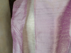 Scialle indiano in shantung di seta , un tessuto di seta selvaggia, di colore unito, caratterizzato da una superficie ruvida, molto irregolare e dall'aspetto grezzo. colore lilla.