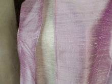 Carica l&#39;immagine nel visualizzatore di Gallery, Scialle indiano in shantung di seta , un tessuto di seta selvaggia, di colore unito, caratterizzato da una superficie ruvida, molto irregolare e dall&#39;aspetto grezzo. colore lilla.