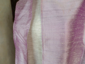 Scialle indiano in shantung di seta , un tessuto di seta selvaggia, di colore unito, caratterizzato da una superficie ruvida, molto irregolare e dall'aspetto grezzo. colore lilla.