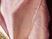Carica l&#39;immagine nel visualizzatore di Gallery, Scialle indiano in shantung di seta , un tessuto di seta selvaggia, di colore unito, caratterizzato da una superficie ruvida, molto irregolare e dall&#39;aspetto grezzo. colore lilla.