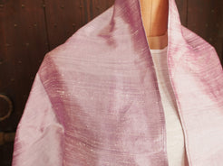 Scialle indiano in shantung di seta , un tessuto di seta selvaggia, di colore unito, caratterizzato da una superficie ruvida, molto irregolare e dall'aspetto grezzo. colore lilla.