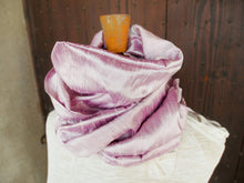 Carica l&#39;immagine nel visualizzatore di Gallery, Scialle indiano in shantung di seta , un tessuto di seta selvaggia, di colore unito, caratterizzato da una superficie ruvida, molto irregolare e dall&#39;aspetto grezzo. colore lilla.