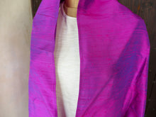 Carica l&#39;immagine nel visualizzatore di Gallery, Scialle indiano in shantung di seta , un tessuto di seta selvaggia, di colore unito, caratterizzato da una superficie ruvida, molto irregolare e dall&#39;aspetto grezzo. colore viola
