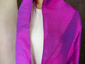 Scialle indiano in shantung di seta , un tessuto di seta selvaggia, di colore unito, caratterizzato da una superficie ruvida, molto irregolare e dall'aspetto grezzo. colore viola