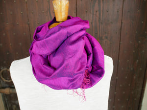 Scialle indiano in shantung di seta , un tessuto di seta selvaggia, di colore unito, caratterizzato da una superficie ruvida, molto irregolare e dall'aspetto grezzo. colore viola.