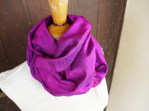 Scialle indiano in shantung di seta , un tessuto di seta selvaggia, di colore unito, caratterizzato da una superficie ruvida, molto irregolare e dall'aspetto grezzo. colore viola.