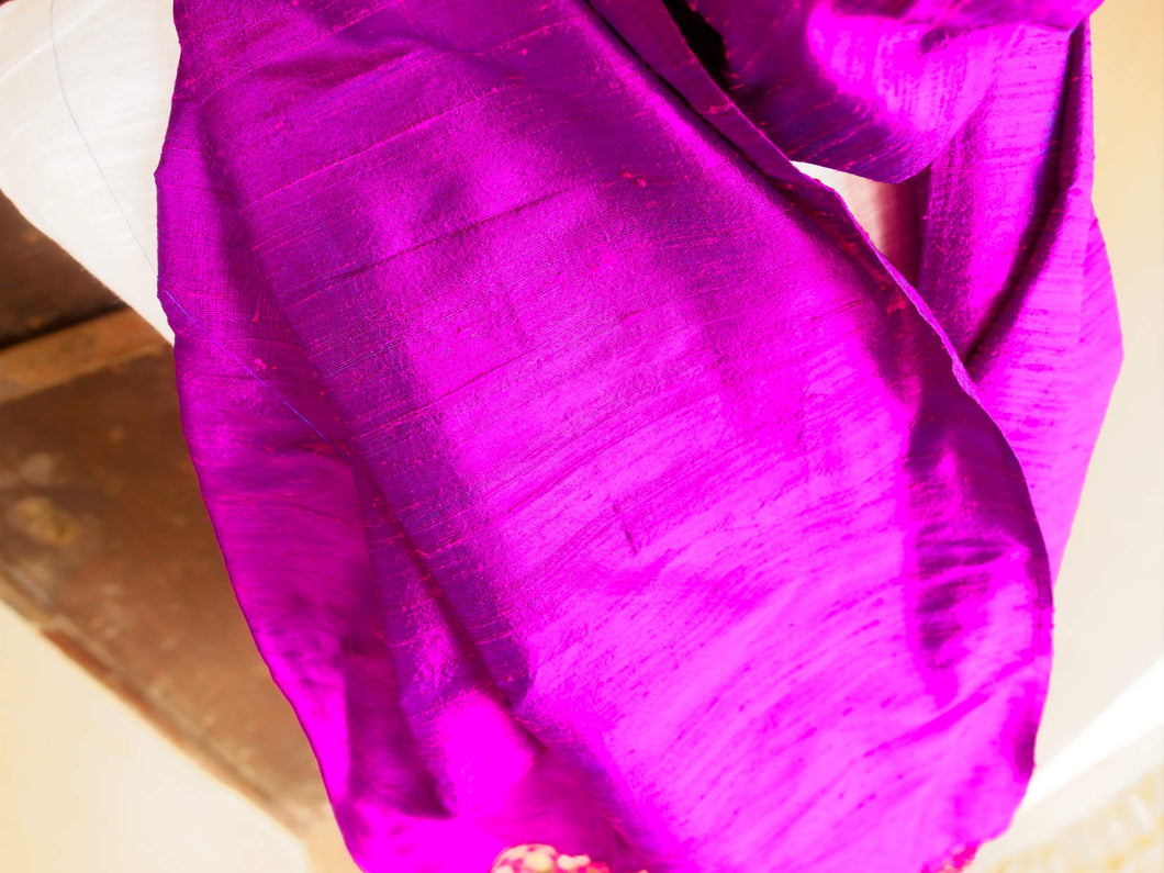 Scialle indiano in shantung di seta , un tessuto di seta selvaggia, di colore unito, caratterizzato da una superficie ruvida, molto irregolare e dall'aspetto grezzo. colore viola.