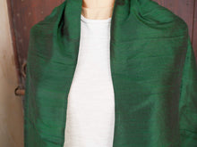 Carica l&#39;immagine nel visualizzatore di Gallery, Scialle indiano in shantung di seta , un tessuto di seta selvaggia, di colore unito, caratterizzato da una superficie ruvida, molto irregolare e dall&#39;aspetto grezzo. colore verde scuro