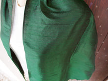 Carica l&#39;immagine nel visualizzatore di Gallery, Scialle indiano in shantung di seta , un tessuto di seta selvaggia, di colore unito, caratterizzato da una superficie ruvida, molto irregolare e dall&#39;aspetto grezzo. colore verde scuro