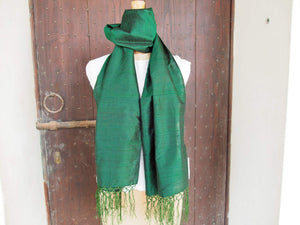 Scialle indiano in shantung di seta , un tessuto di seta selvaggia, di colore unito, caratterizzato da una superficie ruvida, molto irregolare e dall'aspetto grezzo. colore verde scuro