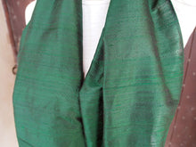 Carica l&#39;immagine nel visualizzatore di Gallery, Scialle indiano in shantung di seta , un tessuto di seta selvaggia, di colore unito, caratterizzato da una superficie ruvida, molto irregolare e dall&#39;aspetto grezzo. colore verde scuro