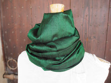 Carica l&#39;immagine nel visualizzatore di Gallery, Scialle indiano in shantung di seta , un tessuto di seta selvaggia, di colore unito, caratterizzato da una superficie ruvida, molto irregolare e dall&#39;aspetto grezzo. colore verde scuro