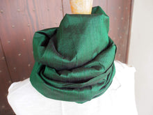 Carica l&#39;immagine nel visualizzatore di Gallery, Scialle indiano in shantung di seta , un tessuto di seta selvaggia, di colore unito, caratterizzato da una superficie ruvida, molto irregolare e dall&#39;aspetto grezzo. colore verde scuro