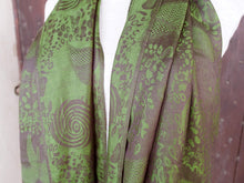 Carica l&#39;immagine nel visualizzatore di Gallery, Elegante scialle indiano in seta e cotone, lavorato artigianalmente nella regione del Rajasthan. Per la sua leggerezza e versatibilità si puo&#39; indossare sia come copri spalla che avvolta al collo in ogni momento dell&#39;anno.  peso 144grammi, dimensioni 75x220cm.