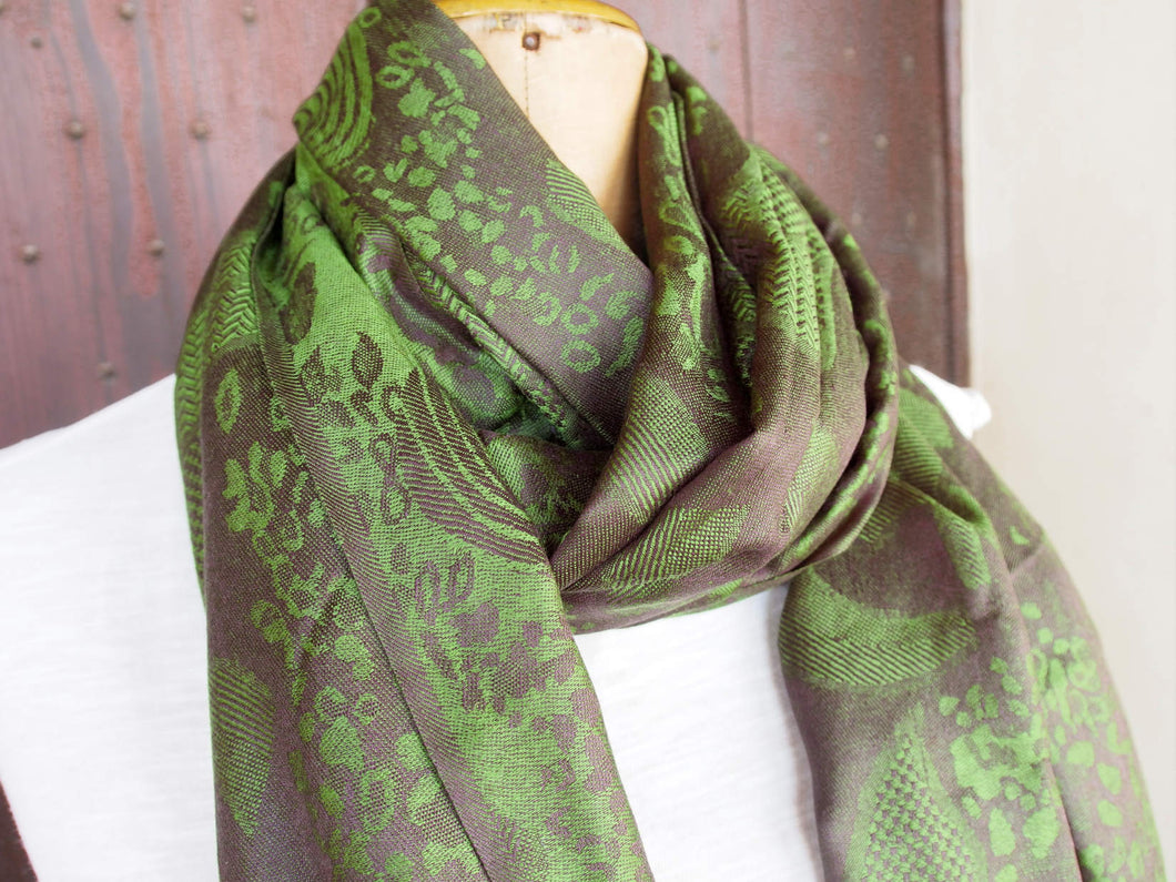 Elegante scialle indiano in seta e cotone, lavorato artigianalmente nella regione del Rajasthan. Per la sua leggerezza e versatibilità si puo' indossare sia come copri spalla che avvolta al collo in ogni momento dell'anno.  peso 144grammi, dimensioni 75x220cm.