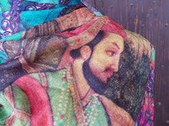 Coloratissimo e unico scialle indiano in seta e cotone, lavorato artigianalmente nella regione del Rajasthan. Per la sua leggerezza e versatibilità si puo' indossare sia come copri spalla che avvolta al collo in ogni momento dell'anno.  peso 110grammi, dimensioni 75x220cm.