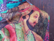 Carica l&#39;immagine nel visualizzatore di Gallery, Coloratissimo e unico scialle indiano in seta e cotone, lavorato artigianalmente nella regione del Rajasthan. Per la sua leggerezza e versatibilità si puo&#39; indossare sia come copri spalla che avvolta al collo in ogni momento dell&#39;anno.  peso 110grammi, dimensioni 75x220cm.