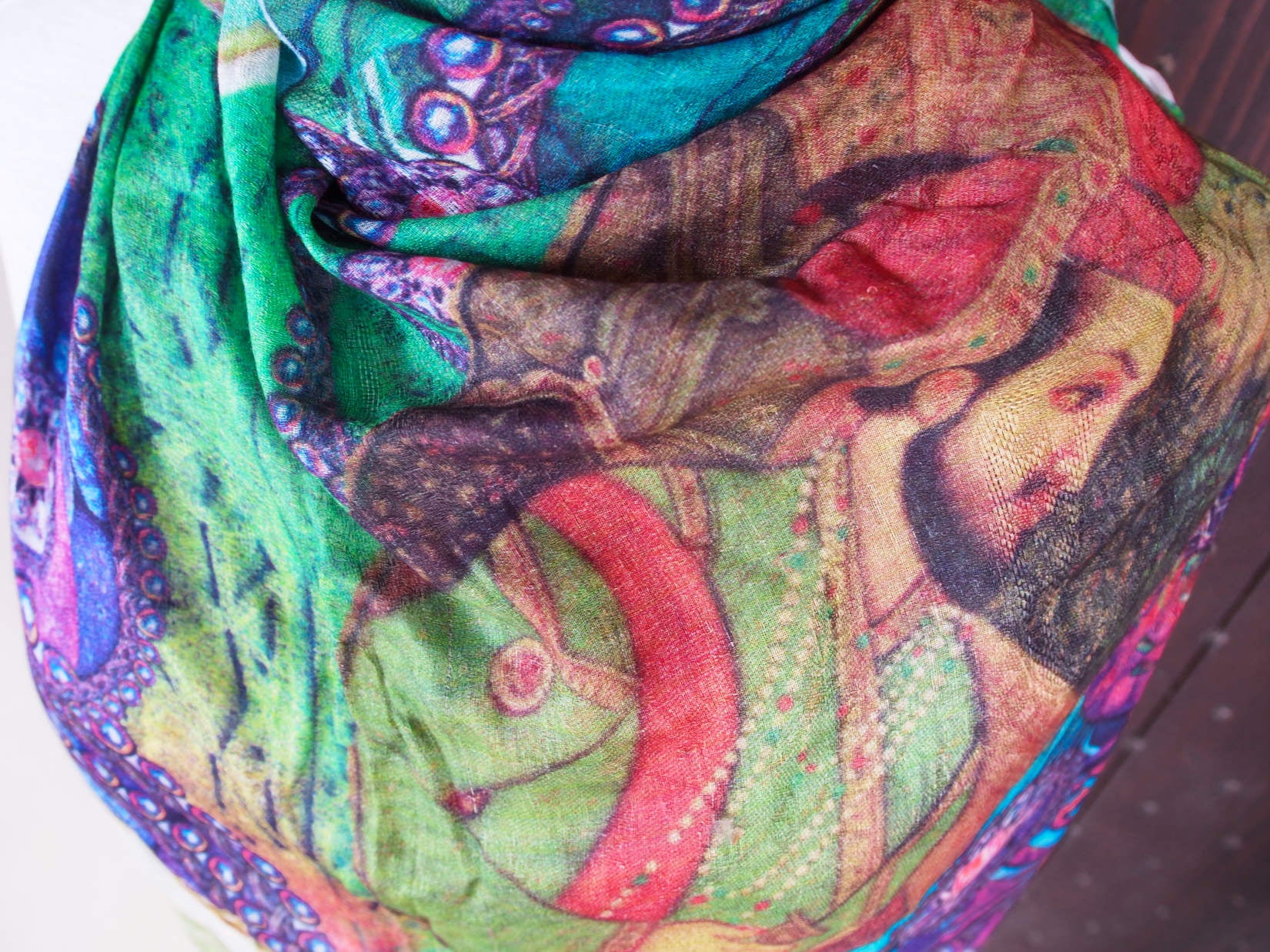 Coloratissimo e unico scialle indiano in seta e cotone, lavorato artigianalmente nella regione del Rajasthan. Per la sua leggerezza e versatibilità si puo' indossare sia come copri spalla che avvolta al collo in ogni momento dell'anno.  peso 110grammi, dimensioni 75x220cm.