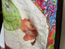 Carica l&#39;immagine nel visualizzatore di Gallery, Coloratissimo e unico scialle indiano in seta e cotone, lavorato artigianalmente nella regione del Rajasthan. Per la sua leggerezza e versatibilità si puo&#39; indossare sia come copri spalla che avvolta al collo in ogni momento dell&#39;anno.  peso 110grammi, dimensioni 75x220cm.