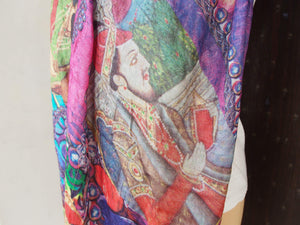 Coloratissimo e unico scialle indiano in seta e cotone, lavorato artigianalmente nella regione del Rajasthan. Per la sua leggerezza e versatibilità si puo' indossare sia come copri spalla che avvolta al collo in ogni momento dell'anno.  peso 110grammi, dimensioni 75x220cm.