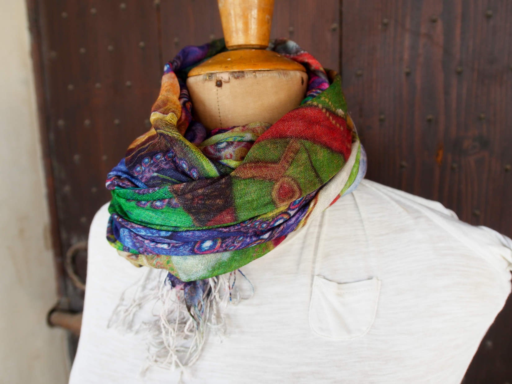 Coloratissimo e unico scialle indiano in seta e cotone, lavorato artigianalmente nella regione del Rajasthan. Per la sua leggerezza e versatibilità si puo' indossare sia come copri spalla che avvolta al collo in ogni momento dell'anno.  peso 110grammi, dimensioni 75x220cm.