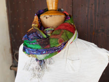 Carica l&#39;immagine nel visualizzatore di Gallery, Coloratissimo e unico scialle indiano in seta e cotone, lavorato artigianalmente nella regione del Rajasthan. Per la sua leggerezza e versatibilità si puo&#39; indossare sia come copri spalla che avvolta al collo in ogni momento dell&#39;anno.  peso 110grammi, dimensioni 75x220cm.