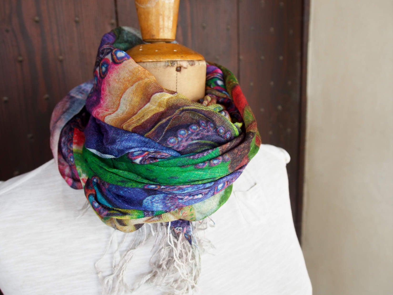 Coloratissimo e unico scialle indiano in seta e cotone, lavorato artigianalmente nella regione del Rajasthan. Per la sua leggerezza e versatibilità si puo' indossare sia come copri spalla che avvolta al collo in ogni momento dell'anno.  peso 110grammi, dimensioni 75x220cm.