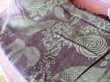 Carica l&#39;immagine nel visualizzatore di Gallery, Elegante scialle indiano in seta e cotone, lavorato artigianalmente nella regione del Rajasthan. Per la sua leggerezza e versatibilità si puo&#39; indossare sia come copri spalla che avvolta al collo in ogni momento dell&#39;anno.  peso 144grammi, dimensioni 75x220cm.